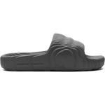 Sandalias planas grises de goma adidas Adilette para mujer 