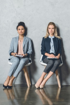 Dos mujeres esperando para una entrevista de trabajo