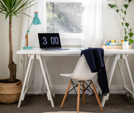 Mesa de escritorio blanca estilo moderno con silla blanca de patas de madera