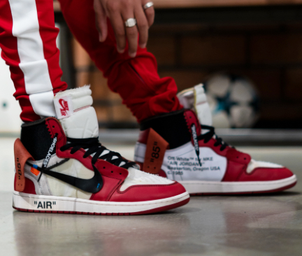 Hombre con zapatillas Nike Air Jordan rojas y blancas