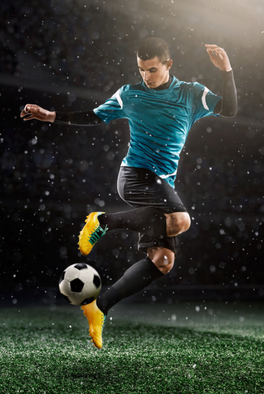 jugador de fútbol con zapatillas amarillas