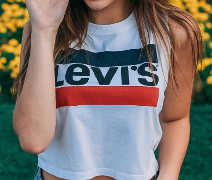 Chica con camiseta Levi's  blanca sin mangas
