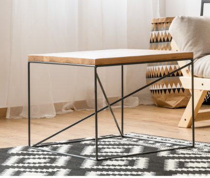 Mesa de centro cuadrada con tabla de madera y patas de metal negras