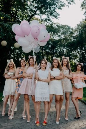 Un grupo de damas de honor con vestidos rosas