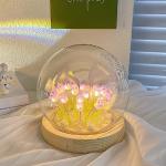 Lámparas lila de mesa floreadas 