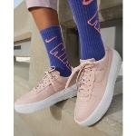 Calzado de calle rosa Nike Air Force 1 para mujer 