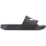 Sandalias planas negras de goma rebajadas con logo adidas Adilette de materiales sostenibles para hombre 